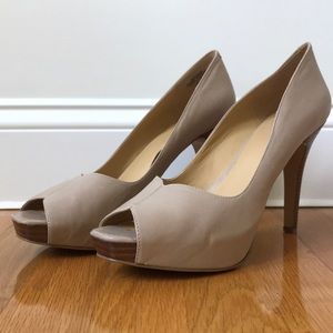 Light nude peep-toe heel